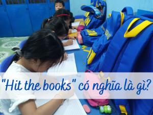 Hit the books có nghĩa là gì